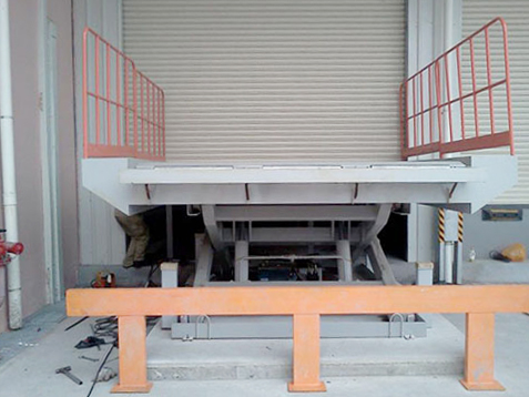 升降平臺為什么會有時候左右搖晃