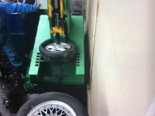 汽車維修店必備設(shè)備--拆胎機(jī)